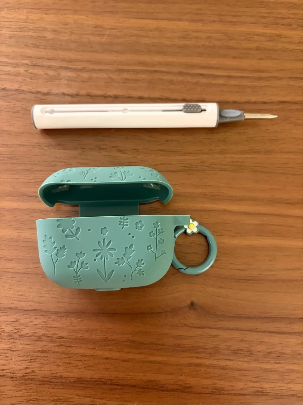 Floral Silicone AirPods Pro 2 Case Green with Keychain & Cleaning Pen